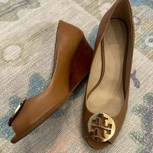 Tory Burch tan wedge size 7.5 vguc